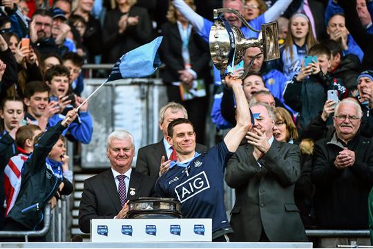 cluxton 2015 nfl final cup.jpg